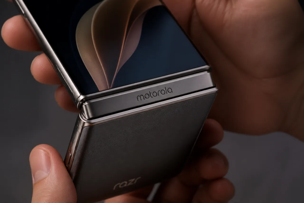 balama Motorola Razr Fold construcție telefon pliabil premium