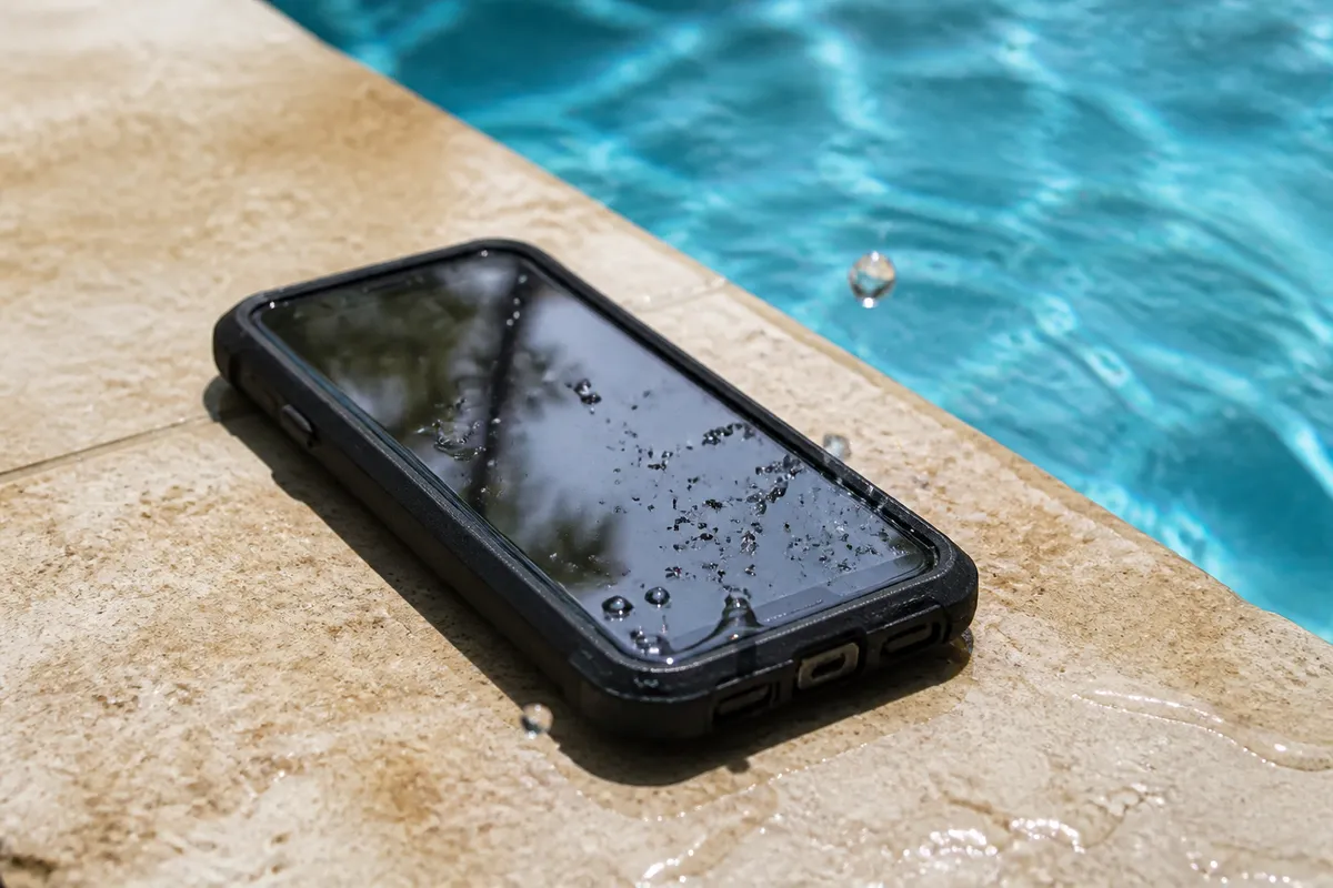 smartphone rezistent la apă vacanță piscină